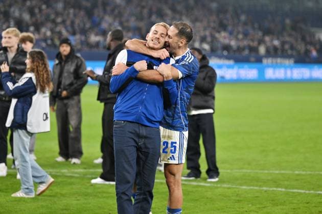 Jubel Nikola Katic (FC Schalke 04), re., mit Timo Becker (FC Schalke 04) 24.10.2025, Fussball 2. Bundesliga, Saison 2025 2026, 10. Spieltag, FC Schalke 04 - SV Darmstadt 98 DFL regulations prohibit any use of photographs as image sequences and or quasi-video Gelsenkirchen Veltins Arena Nordrhein Westfalen Deutschland