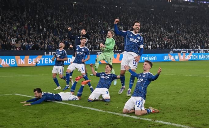 Schalkes Spieler feiern in der Nordkurve den Sieg, 2. v.re, Kenan Karaman (FC Schalke 04) 24.10.2025, Fussball 2. Bundesliga, Saison 2025 2026, 10. Spieltag, FC Schalke 04 - SV Darmstadt 98 DFL regulations prohibit any use of photographs as image sequences and or quasi-video Gelsenkirchen Veltins Arena Nordrhein Westfalen Deutschland