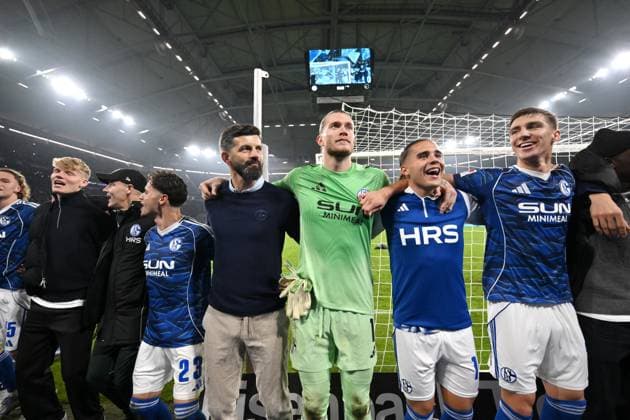 Schalke feiert den Sieg, mitte Trainer Miron Muslic (FC Schalke 04), rechts Torwart Loris Karius (Schalke 04) 24.10.2025, Fussball 2. Bundesliga, Saison 2025 2026, 10. Spieltag, FC Schalke 04 - SV Darmstadt 98 DFL regulations prohibit any use of photographs as image sequences and or quasi-video Gelsenkirchen Veltins Arena Nordrhein Westfalen Deutschland