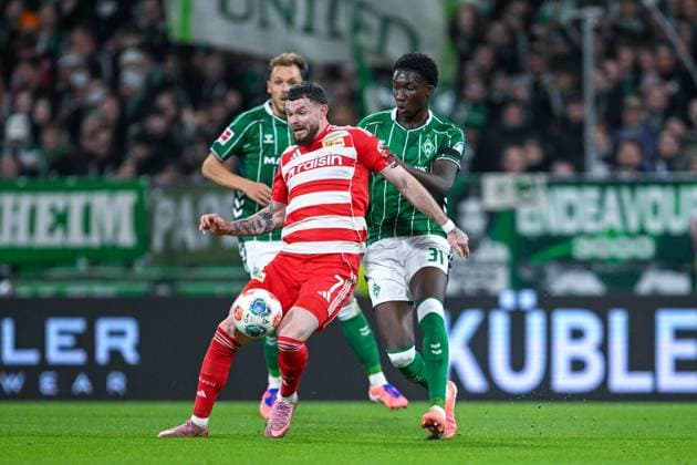 1. Bundesliga: SV Werder Bremen - Union Berlin am 24.10.2025 im Weserstadion in Bremen Oliver Burke (Berlin) im Zweikampf gegen Karim Coulibaly (Bremen)