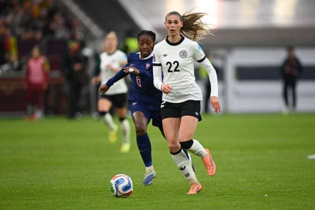 Jule BRAND (GER) gegen Sandie TOLETTI (FRA) Aktion, Zweikampf, UEFA Womens Nations League, Halbfinale, Semi Finale, Fussball Laenderspiel der Frauen, Deutschland (GER) - Frankreich (FRA) 1-0 am 24.10.2025 in Duesseldorf Deutschland. Â