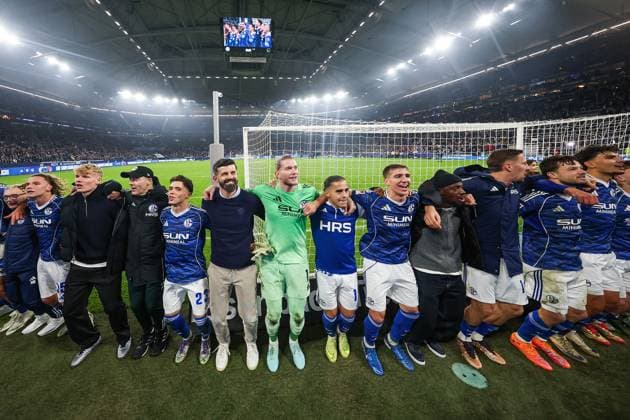 2. Bundesliga - FC Schalke 04 - SV Darmstadt 98 am 24.10.2025 in der Veltins-Arena auf Schalke Jubel und Freude über den Sieg bei der Mannschaft von Schalke 04 u.a. mit Trainer Miron Muslic (Schalke) , Torwart Loris Karius (Schalke 1)