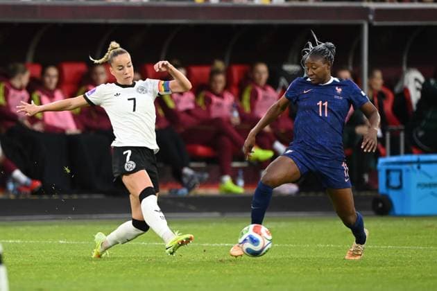 Giulia GWINN (GER) gegen Kadidiatou DIANI (FRA) Aktion, Zweikampf, UEFA Womens Nations League, Halbfinale, Semi Finale, Fussball Laenderspiel der Frauen, Deutschland (GER) - Frankreich (FRA) 1-0 am 24.10.2025 in Duesseldorf Deutschland. Â