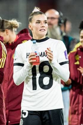 UEFA Women s Nations League: Germany vs. France, 24.10.2025 DUESSELDORF, GERMANY - OCTOBER 24: Selina Cerci (Germany, 15) wearing Giovanna Hofmanns jersey after the UEFA Women’s Nation League Semi Final match between Germany vs. France at Merkur Spiel Arena on October 24, 2025 in Duesseldorf, Germany. Copyright: xBEAUTIFULxSPORTS Wunderlx