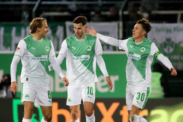 24.10.2025, xpfrx, Fussball 2.Bundesliga, SpVgg Greuther Fuerth - Karlsruher SC v.l. Torjubel nach dem Tor zum celebrating the goal celebrate 1:3 durch Branimir Hrgota (Greuther Fürth Fuerth) (DFL DFB REGULATIONS PROHIBIT ANY USE OF PHOTOGRAPHS as IMAGE SEQUENCES and or QUASI-VIDEO) Fuerth