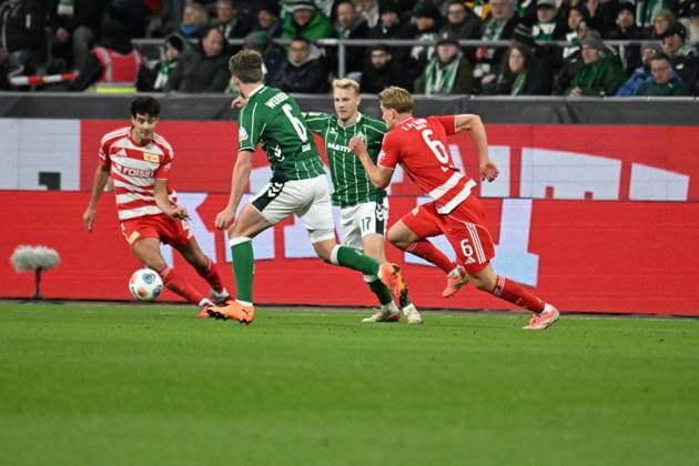GER, 1. FBL, SV Werder Bremen vs Union Berlin 24.10.2025, Weserstadion, Bremen, GER, 1. FBL, SV Werder Bremen vs Union Berlin im Bild Marco Gruell Grüll (Werder Bremen 17); Aljoscha Kemlein (1.FC Union Berlin 06) Diogo Leite (1.FC Union Berlin 04)