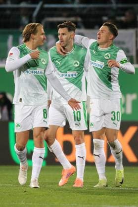 24.10.2025, xpfrx, Fussball 2.Bundesliga, SpVgg Greuther Fuerth - Karlsruher SC v.l. Torjubel nach dem Tor zum celebrating the goal celebrate 1:3 durch Branimir Hrgota (Greuther Fürth Fuerth) (DFL DFB REGULATIONS PROHIBIT ANY USE OF PHOTOGRAPHS as IMAGE SEQUENCES and or QUASI-VIDEO) Fuerth