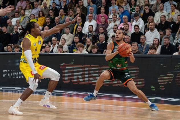 GER, Basketball, easy Credit- BBL, EWE Baskets Oldenburg vs VET-CONCEPT Gladiators Trier 24.10.2025, EWE Arena, Oldenburg, GER, easy Credit-BBL, EWE Baskets Oldenburg vs VET-CONCEPT Gladiators Trier, im Bild Jordan ROLAND ( VET-CONCEPT Gladiators Trier 15 ) James WOODARD ( EWE Baskets Oldenburg 10 )