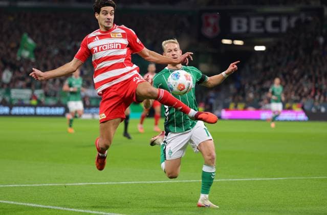 GER, 1.FBL SV Werder Bremen vs.1.FC Union Berlini 24.10.2025, wohninvest Weserstadion, Bremen, GER, 1.FBL SV Werder Bremen vs.1.FC Union Berlini im Bild picture shows Diogo Leite (1.FC Union Berlin 04) im Zweikampf gegen Marco Grüll Marco Gruell (SV Werder Bremen 17)