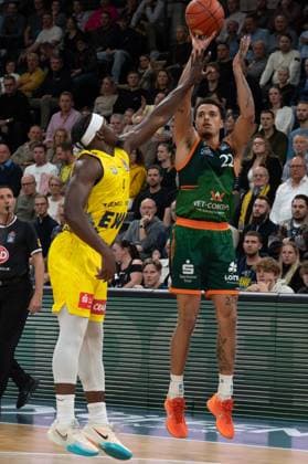 GER, Basketball, easy Credit- BBL, EWE Baskets Oldenburg vs VET-CONCEPT Gladiators Trier 24.10.2025, EWE Arena, Oldenburg, GER, easy Credit-BBL, EWE Baskets Oldenburg vs VET-CONCEPT Gladiators Trier, im Bild Nolan ADEKUNLE ( VET-CONCEPT Gladiators Trier 22 ) Brain FOBBS ( EWE Baskets Oldenburg 4 )