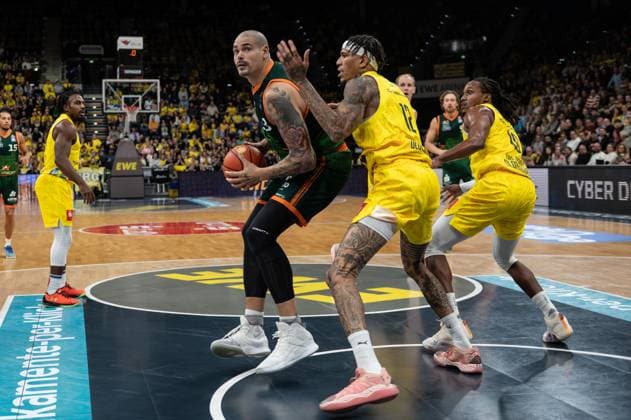GER, Basketball, easy Credit- BBL, EWE Baskets Oldenburg vs VET-CONCEPT Gladiators Trier 24.10.2025, EWE Arena, Oldenburg, GER, easy Credit-BBL, EWE Baskets Oldenburg vs VET-CONCEPT Gladiators Trier, im Bild Maik ZIRBES ( VET-CONCEPT Gladiators Trier 33 ) Michale KYSER ( EWE Baskets Oldenburg 12 )