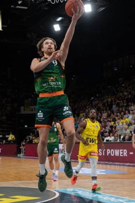 GER, Basketball, easy Credit- BBL, EWE Baskets Oldenburg vs VET-CONCEPT Gladiators Trier 24.10.2025, EWE Arena, Oldenburg, GER, easy Credit-BBL, EWE Baskets Oldenburg vs VET-CONCEPT Gladiators Trier, im Bild auf dem Weg zum Korb Marco HOLLERSBACHER ( VET-CONCEPT Gladiators Trier 9 )