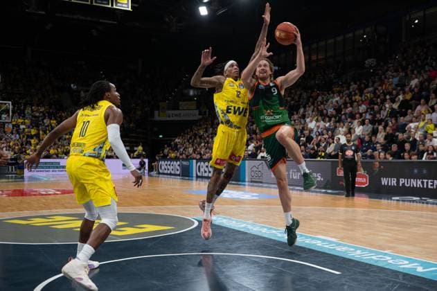 GER, Basketball, easy Credit- BBL, EWE Baskets Oldenburg vs VET-CONCEPT Gladiators Trier 24.10.2025, EWE Arena, Oldenburg, GER, easy Credit-BBL, EWE Baskets Oldenburg vs VET-CONCEPT Gladiators Trier, im Bild Michale KYSER ( EWE Baskets Oldenburg 12 ) James WOODARD ( EWE Baskets Oldenburg 10 ) Marco HOLLERSBACHER ( VET-CONCEPT Gladiators Trier 9 )