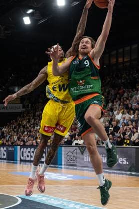GER, Basketball, easy Credit- BBL, EWE Baskets Oldenburg vs VET-CONCEPT Gladiators Trier 24.10.2025, EWE Arena, Oldenburg, GER, easy Credit-BBL, EWE Baskets Oldenburg vs VET-CONCEPT Gladiators Trier, im Bild Marco HOLLERSBACHER ( VET-CONCEPT Gladiators Trier 9 ) Michale KYSER ( EWE Baskets Oldenburg 12 )
