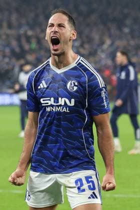 24.10.2025, xrekx, Fussball 2.Bundesliga, FC Schalke 04 - SV Darmstadt 98 v.l. FC Schalke Mannschaft, Spieler, jubeln nach Spielende, Team, Player, celebrate at the end of the match Nikola Katic (FC Schalke 04) (DFL DFB REGULATIONS PROHIBIT ANY USE OF PHOTOGRAPHS as IMAGE SEQUENCES and or QUASI-VIDEO) Gelsenkirchen