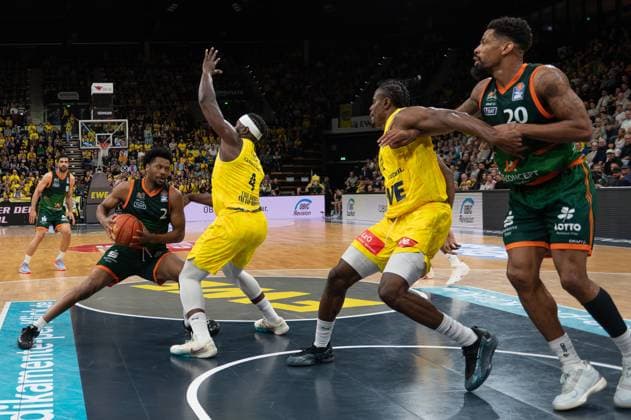 GER, Basketball, easy Credit- BBL, EWE Baskets Oldenburg vs VET-CONCEPT Gladiators Trier 24.10.2025, EWE Arena, Oldenburg, GER, easy Credit-BBL, EWE Baskets Oldenburg vs VET-CONCEPT Gladiators Trier, im Bild Dexter AKANNO ( VET-CONCEPT Gladiators Trier 2 ) Brain FOBBS ( EWE Baskets Oldenburg 4 )