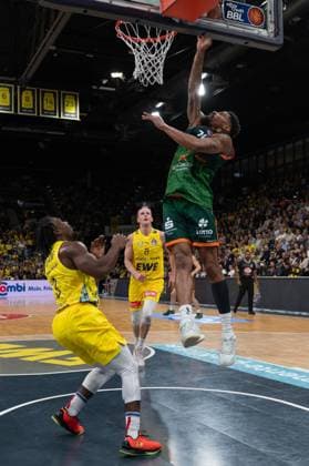 GER, Basketball, easy Credit- BBL, EWE Baskets Oldenburg vs VET-CONCEPT Gladiators Trier 24.10.2025, EWE Arena, Oldenburg, GER, easy Credit-BBL, EWE Baskets Oldenburg vs VET-CONCEPT Gladiators Trier, im Bild Urald KING ( VET-CONCEPT Gladiators Trier 20 ) Chris CLEMONS ( EWE Baskets Oldenburg 3 ) Seth HINRICHS ( EWE Baskets Oldenburg 21 )