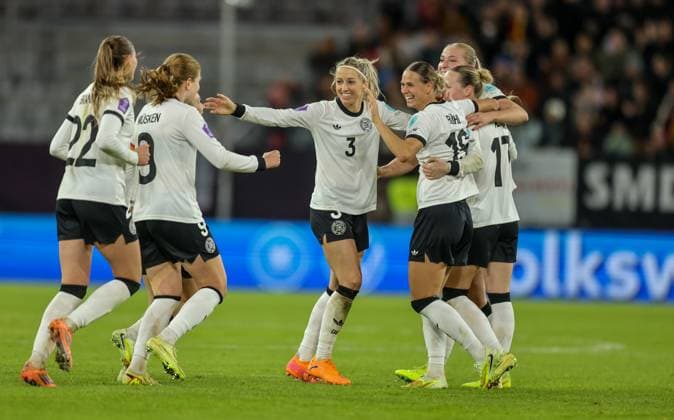 DEU, Düsseldorf, Deutschland vs Frankreich, UEFA Women s Nations League, UEFA, Saison 2526, Merkur Spiel-Arena, Halbfinale, Hinspiel Tim Bild: Tor und Jubel, Klara Bühl (Deutschland, FC Bayern München) erzielt das Tor zum 1:0 DFB DFL REGULATIONS PROHIBIT ANY USE OF PHOTOGRAPHS AS IMAGE SEQUENCES AND OR QUASI-VIDEO, 24.10.2025 Copyright: HMBxMedia HendrikxHamelau