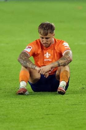 24.10.2025, xrekx, Fussball 2.Bundesliga, FC Schalke 04 - SV Darmstadt 98 v.l. Luca Marseiler (SV Darmstadt 98) enttaeuscht, enttäuscht, schaut enttaeuscht, traurig, frustriert, niedergeschlagen, disappointed, sad, frustrated nach Spielende (DFL DFB REGULATIONS PROHIBIT ANY USE OF PHOTOGRAPHS as IMAGE SEQUENCES and or QUASI-VIDEO) Gelsenkirchen
