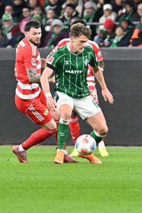 GER, 1. FBL, SV Werder Bremen vs Union Berlin 24.10.2025, Weserstadion, Bremen, GER, 1. FBL, SV Werder Bremen vs Union Berlin im Bild Oliver Burke (1.FC Union Berlin 07) Jens Stage (Werder Bremen 06);
