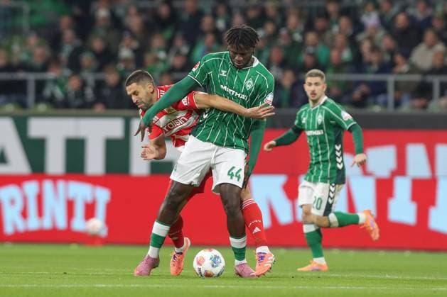 24.10.2025, xtgx, Fussball - 1.Bundesliga SV Werder Bremen - 1.FC Union Berlin v.l. Rani Khedira (Union Berlin, 8), Victor Boniface (Bremen, 44) Zweikampf, Duell, Kampf, tackle (DFL DFB REGULATIONS PROHIBIT ANY USE OF PHOTOGRAPHS as IMAGE SEQUENCES and or QUASI-VIDEO) Bremen