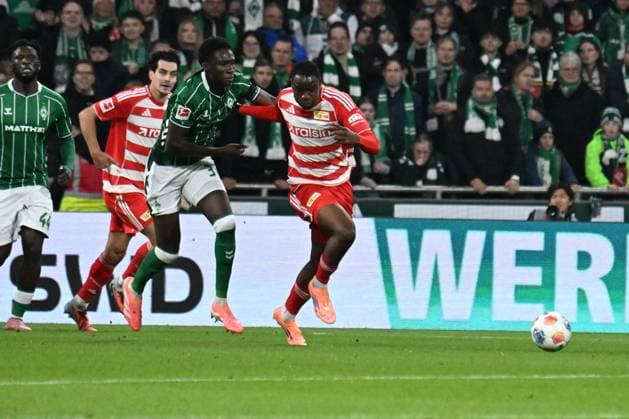 GER, 1. FBL, SV Werder Bremen vs Union Berlin 24.10.2025, Weserstadion, Bremen, GER, 1. FBL, SV Werder Bremen vs Union Berlin im Bild Karim Coulibaly (Werder Bremen 31); Ilyas Ansah (1.FC Union Berlin 10)