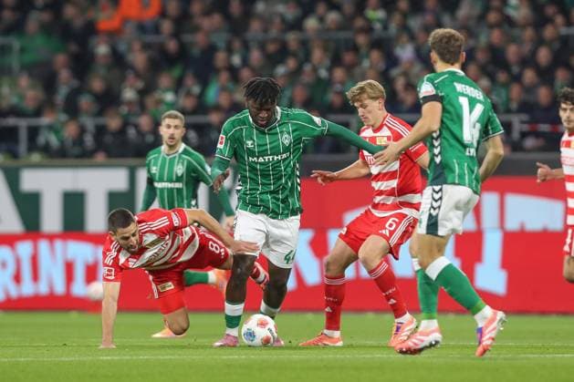 24.10.2025, xtgx, Fussball - 1.Bundesliga SV Werder Bremen - 1.FC Union Berlin v.l. Rani Khedira (Union Berlin, 8), Victor Boniface (Bremen, 44) Zweikampf, Duell, Kampf, tackle (DFL DFB REGULATIONS PROHIBIT ANY USE OF PHOTOGRAPHS as IMAGE SEQUENCES and or QUASI-VIDEO) Bremen