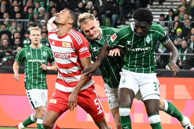 GER, 1. FBL, SV Werder Bremen vs Union Berlin 24.10.2025, Weserstadion, Bremen, GER, 1. FBL, SV Werder Bremen vs Union Berlin im Bild Danilho Doekhi (1.FC Union Berlin 05) Amos Pieper (Werder Bremen 05); Karim Coulibaly (Werder Bremen 31);
