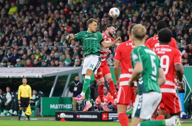 GER, 1.FBL SV Werder Bremen vs.1.FC Union Berlini 24.10.2025, wohninvest Weserstadion, Bremen, GER, 1.FBL SV Werder Bremen vs.1.FC Union Berlini im Bild picture shows Zweikampf Kopfball. Kopfballduell zwischen Senne Lynen (SV Werder Bremen 14) und Oliver Burke (1.FC Union Berlin 07)