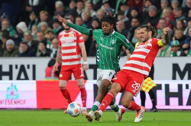 GER, 1.FBL SV Werder Bremen vs.1.FC Union Berlini 24.10.2025, wohninvest Weserstadion, Bremen, GER, 1.FBL SV Werder Bremen vs.1.FC Union Berlini im Bild picture shows Samuel Mbangula (SV Werder Bremen 07) im Zweikampf gegen Christopher Trimmel (1.FC Union Berlin 28)