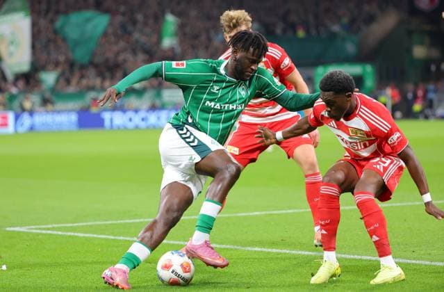 GER, 1.FBL SV Werder Bremen vs.1.FC Union Berlini 24.10.2025, wohninvest Weserstadion, Bremen, GER, 1.FBL SV Werder Bremen vs.1.FC Union Berlini im Bild picture shows Victor Boniface (SV Werder Bremen 44) im Zweikampf gegen Derrick Köhn Derrick Koehn (1.FC Union Berlin 39)