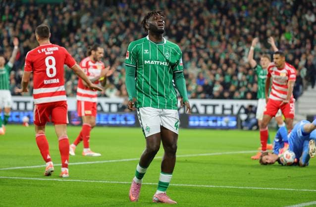 GER, 1.FBL SV Werder Bremen vs.1.FC Union Berlini 24.10.2025, wohninvest Weserstadion, Bremen, GER, 1.FBL SV Werder Bremen vs.1.FC Union Berlini im Bild picture shows Victor Boniface (SV Werder Bremen 44) ist enttäuscht enttaeuscht Torwart Frederik Rönnow Frederik Roennow (1.FC Union Berlin 01) haelt den Torschuss