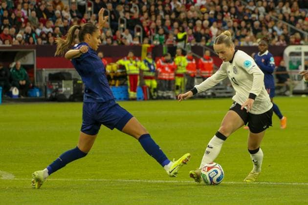 24.10.2025, xgrfx, Fussball UEFA Womens Nations League 1 2 Finale, Deutschland - Frankreich v.l. Alice Sombath (Frankreich), Franziska Kett (Deutsche Frauennationalmannschaft) (DFL DFB REGULATIONS PROHIBIT ANY USE OF PHOTOGRAPHS as IMAGE SEQUENCES and or QUASI-VIDEO) Düsseldorf
