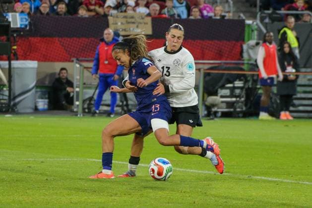 24.10.2025, xgrfx, Fussball UEFA Womens Nations League 1 2 Finale, Deutschland - Frankreich v.l. Selma Bacha (Frankreich), Carlotta Wamser (Deutsche Frauennationalmannschaft) (DFL DFB REGULATIONS PROHIBIT ANY USE OF PHOTOGRAPHS as IMAGE SEQUENCES and or QUASI-VIDEO) Düsseldorf