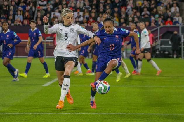 24.10.2025, xgrfx, Fussball UEFA Womens Nations League 1 2 Finale, Deutschland - Frankreich v.l. Kathrin Hendrich (Deutsche Frauennationalmannschaft), Selma Bacha (Frankreich) (DFL DFB REGULATIONS PROHIBIT ANY USE OF PHOTOGRAPHS as IMAGE SEQUENCES and or QUASI-VIDEO) Düsseldorf
