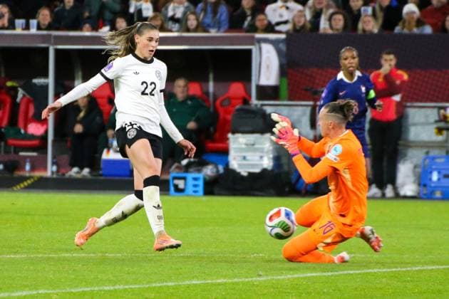 24.10.2025, xgrfx, Fussball UEFA Womens Nations League 1 2 Finale, Deutschland - Frankreich v.l. Jule Brand (Deutsche Frauennationalmannschaft), Pauline Peyraud-Magnin (Frankreich) (DFL DFB REGULATIONS PROHIBIT ANY USE OF PHOTOGRAPHS as IMAGE SEQUENCES and or QUASI-VIDEO) Düsseldorf