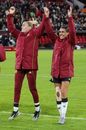 24.10.2025, xgrfx, Fussball UEFA Womens Nations League 1 2 Finale, Deutschland - Frankreich v.l. Laura Freigang, Bibiane Schulze Solano (Deutsche Frauennationalmannschaft) (DFL DFB REGULATIONS PROHIBIT ANY USE OF PHOTOGRAPHS as IMAGE SEQUENCES and or QUASI-VIDEO) Düsseldorf