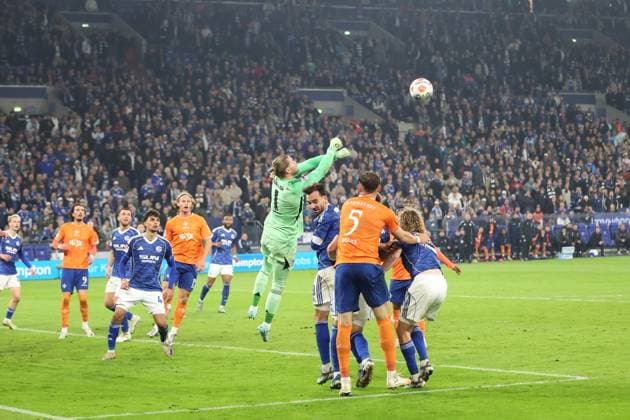 24.10.2025, xrekx, Fussball 2.Bundesliga, FC Schalke 04 - SV Darmstadt 98 v.l. Loris Karius (FC Schalke 04) (DFL DFB REGULATIONS PROHIBIT ANY USE OF PHOTOGRAPHS as IMAGE SEQUENCES and or QUASI-VIDEO) Gelsenkirchen