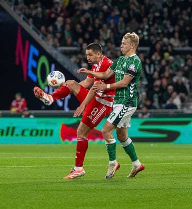 Fußball, Herren, Saison 2025 2026, 1. Bundesliga (8. Spieltag), SV Werder Bremen - 1. FC Union Berlin, v. l. Rani Khedira (1. FC Union Berlin), Marco Grüll (Werder Bremen), 24.10.2025, Copyright: xMatthiasxKochx