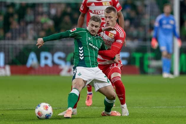 v.li.: Romano Schmid (SV Werder Bremen, 20) und Tim Skarke (1. FC Union Berlin, 21) im Zweikampf, Duell, Dynamik, Aktion, Action, Spielszene, DIE DFL-RICHTLINIEN UNTERSAGEN JEGLICHE NUTZUNG VON FOTOS ALS SEQUENZBILDER UND ODER VIDEOA?HNLICHE FOTOSTRECKEN. DFL REGULATIONS PROHIBIT ANY USE OF PHOTOGRAPHS AS IMAGE SEQUENCES AND OR QUASI-VIDEO., 24.10.2025, Bremen (Deutschland), Fussball, Bundesliga, SV Werder Bremen - 1. FC Union Berlin