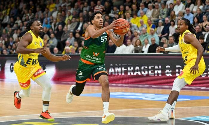 Eli Brooks (Gladiators Trier, 55) gegen Chris Clemons (EWE Baskets Oldenburg, 03) und Michale Kyser (EWE Baskets Oldenburg, 12) EWE Baskets Oldenburg vs. Gladiators Trier , Basketball, easyCredit Basketball Bundesliga, 5. Spieltag, Saison 2025 2026, 24.10.2025, EWE Baskets Oldenburg vs. Gladiators Trier, Basketball, easyCredit Basketball Bundesliga, 5. Spieltag, Saison 2025 2026, 24.10.2025 Oldenburg Copyright: xEibner-Pressefoto RobertxGertzenx EP_RGN