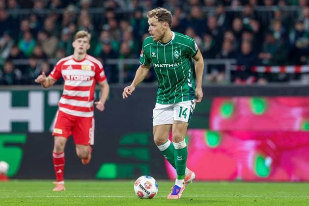 Senne Lynen (SV Werder Bremen, 14) am Ball, Einzelbild, Ganzkörper, Aktion, Action, Spielszene, DIE DFL-RICHTLINIEN UNTERSAGEN JEGLICHE NUTZUNG VON FOTOS ALS SEQUENZBILDER UND ODER VIDEOA?HNLICHE FOTOSTRECKEN. DFL REGULATIONS PROHIBIT ANY USE OF PHOTOGRAPHS AS IMAGE SEQUENCES AND OR QUASI-VIDEO., 24.10.2025, Bremen (Deutschland), Fussball, Bundesliga, SV Werder Bremen - 1. FC Union Berlin