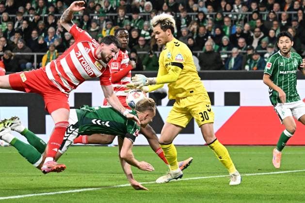 GER, 1. FBL, SV Werder Bremen vs Union Berlin 24.10.2025, Weserstadion, Bremen, GER, 1. FBL, SV Werder Bremen vs Union Berlin im Bild Oliver Burke (1.FC Union Berlin 07) Amos Pieper (Werder Bremen 05); Mio Backhaus (Werder Bremen 30);