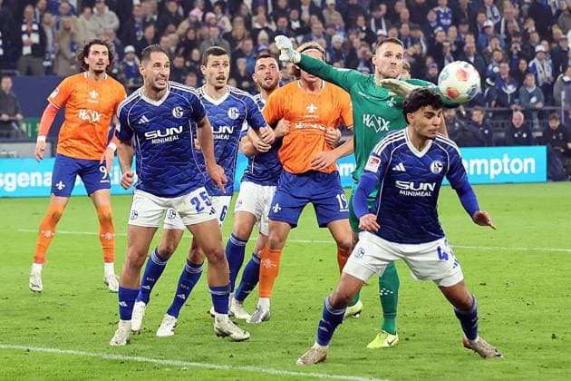 24.10.2025, xrekx, Fussball 2.Bundesliga, FC Schalke 04 - SV Darmstadt 98 v.l. Marcel Schuhen (SV Darmstadt 98) Mertcan Ayhan (FC Schalke 04) Zweikampf, Aktion, action, battle for the ball (DFL DFB REGULATIONS PROHIBIT ANY USE OF PHOTOGRAPHS as IMAGE SEQUENCES and or QUASI-VIDEO) Gelsenkirchen