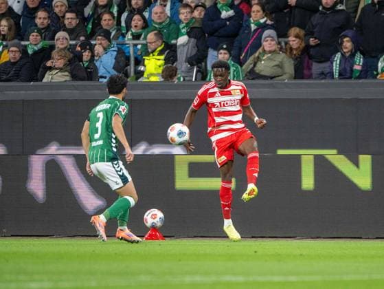Fußball, Herren, Saison 2025 2026, 1. Bundesliga (8. Spieltag), SV Werder Bremen - 1. FC Union Berlin, v. l. Yukinari Sugawara (Werder Bremen), Derrick Köhn (1. FC Union Berlin), 24.10.2025, Copyright: xMatthiasxKochx