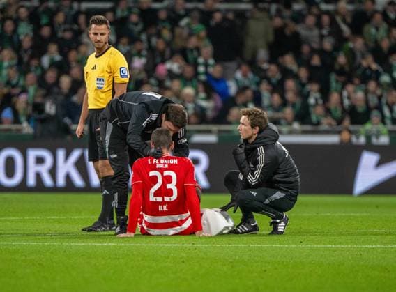 Fußball, Herren, Saison 2025 2026, 1. Bundesliga (8. Spieltag), SV Werder Bremen - 1. FC Union Berlin, v. l. Mannschaftsarzt Dr. Clemens Gwinner (1. FC Union), Andrej Ilic (1. FC Union Berlin), Physiotherapeut Maximilian Perschk (1. FC Union), 24.10.2025, Copyright: xMatthiasxKochx