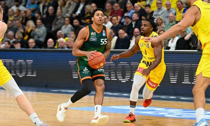 Eli Brooks (Gladiators Trier, 55) gegen Chris Clemons (EWE Baskets Oldenburg, 03) EWE Baskets Oldenburg vs. Gladiators Trier , Basketball, easyCredit Basketball Bundesliga, 5. Spieltag, Saison 2025 2026, 24.10.2025, EWE Baskets Oldenburg vs. Gladiators Trier, Basketball, easyCredit Basketball Bundesliga, 5. Spieltag, Saison 2025 2026, 24.10.2025 Oldenburg Copyright: xEibner-Pressefoto RobertxGertzenx EP_RGN