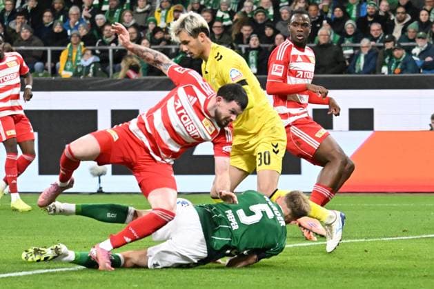 GER, 1. FBL, SV Werder Bremen vs Union Berlin 24.10.2025, Weserstadion, Bremen, GER, 1. FBL, SV Werder Bremen vs Union Berlin im Bild Oliver Burke (1.FC Union Berlin 07) Amos Pieper (Werder Bremen 05); Mio Backhaus (Werder Bremen 30);