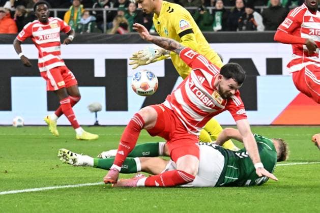 GER, 1. FBL, SV Werder Bremen vs Union Berlin 24.10.2025, Weserstadion, Bremen, GER, 1. FBL, SV Werder Bremen vs Union Berlin im Bild Oliver Burke (1.FC Union Berlin 07) Amos Pieper (Werder Bremen 05); Mio Backhaus (Werder Bremen 30);