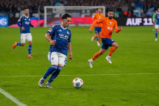 Soufiane El-Faouzi (FC Schalke 04, 23) im gegnerischen Strafraum, GER FC Schalke 04 vs. SV Darmstadt 98, Fussball, 2. Bundesliga, Spieltag 10, Saison 2025 2026, 24.10.2025 DFB DFL REGULATIONS PROHIBIT ANY USE OF PHOTOGRAPHS AS IMAGE SEQUENCES AND OR QUASI-VIDEO, GER FC Schalke 04 vs. SV Darmstadt 98, Fussball, 2. Bundesliga, Spieltag 10, Saison 2025 2026, 24.10.2025 Gelsenkirchen
